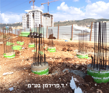 עמודי כלונסאות לאחר יציקה באתר בניה