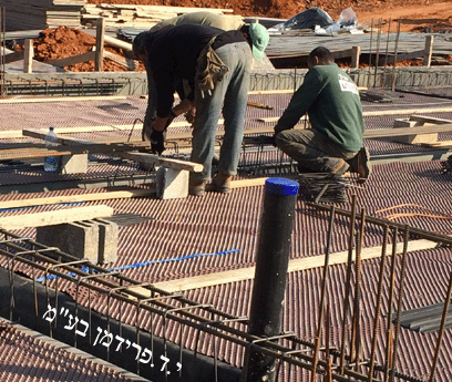 שימוש אופקי ביריעות HDPE לצורך הגנה על הבטון הרזה